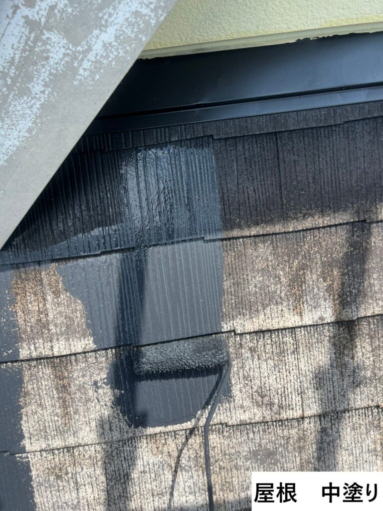 屋根の中塗りを行います。<br />
また、ファインパーフェクトベストは、藻やかびの発生を抑制し建物の美観を維持します。